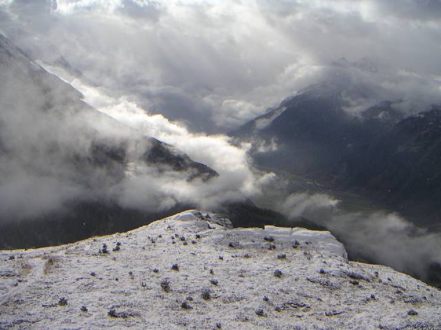 Noch gr&uuml;n im Tal; &copy; Yak 2004